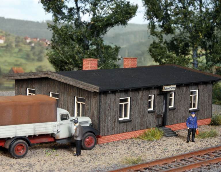 TT- 900275 Baracke der Bahnmeisterei, Büro in Echtholzoptik -braun- Epoche 2